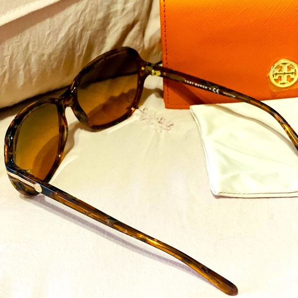 Tory Burch sunglasses brand new never been worn - Picture 1 of 8